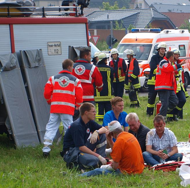 Schwerer Unfall mit Reisebus Lohmar Donrather Dreieck P041.JPG